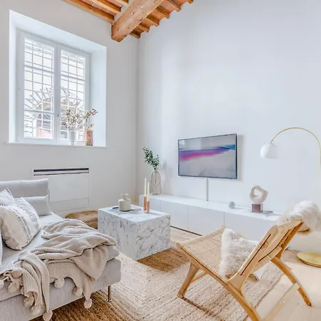 Casa Lazzaro Contemporary Ground Floor Apartment Lucca
